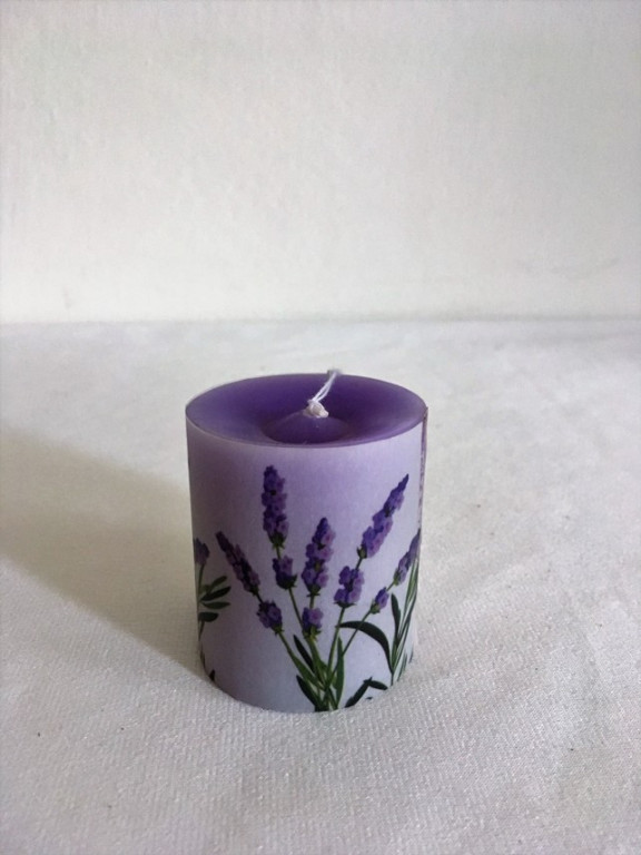 Voňavá fialová svíčka